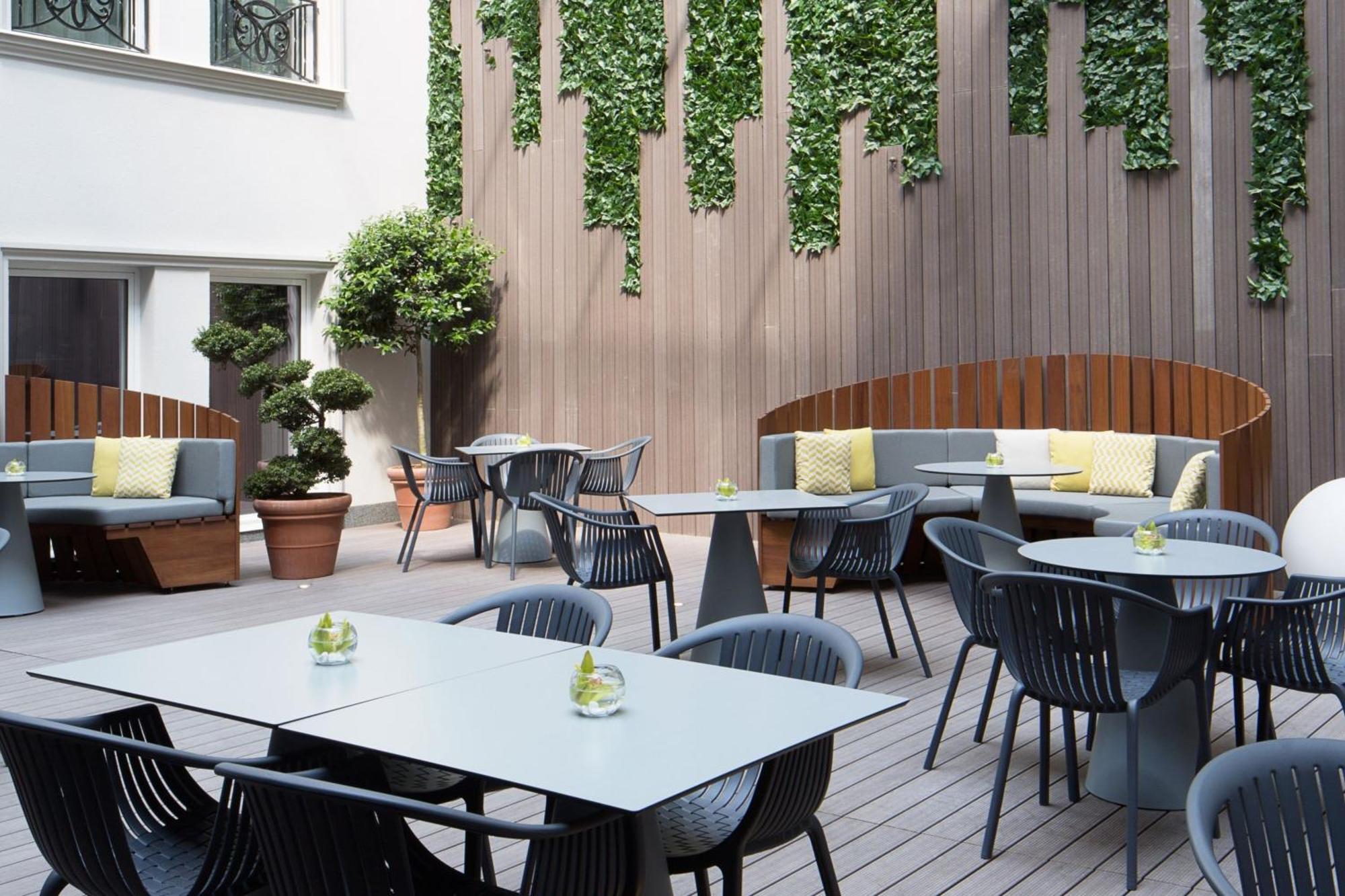 Skopje Marriott Hotel Exterior photo The hotel's courtyard