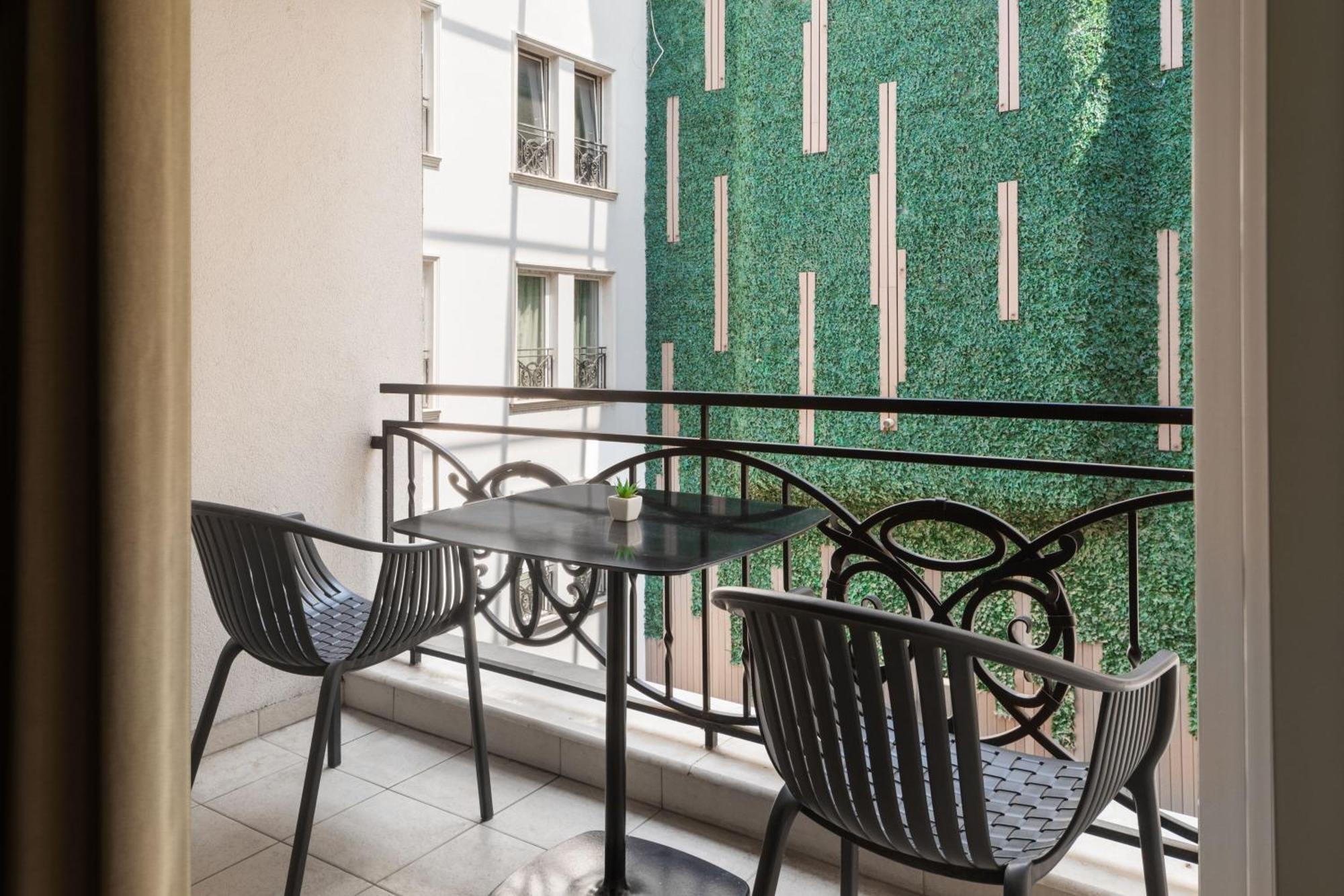 Skopje Marriott Hotel Exterior photo A balcony